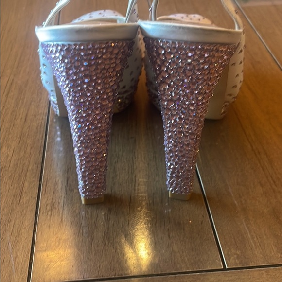 Custom made Stuart Weitzman Swarovski heels. Won’t find a pair like it - Picture 2 of 4